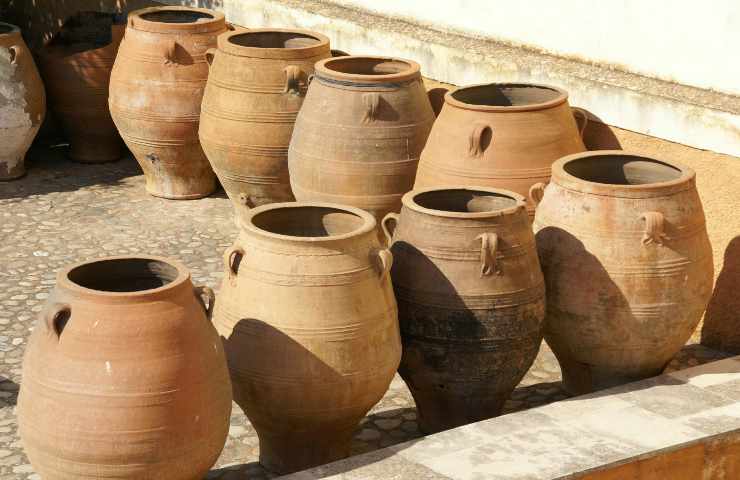 come arredare il giardino con la terracotta