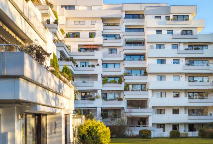 gettare l'immondizia dal balcone è un reato