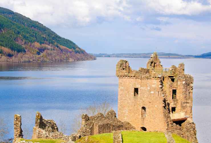 castello di Urquhart e lago di Loch Ness