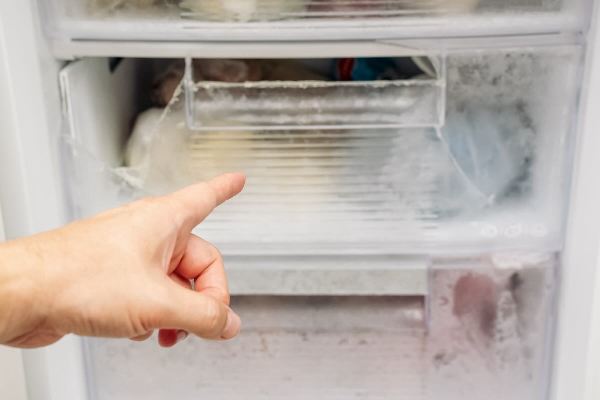 Il trucchetto per togliere ghiaccio dal freezer