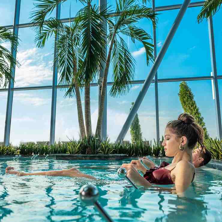 coppia in piscina Terme di Bucarest