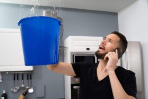 Come regolarsi quando il vicino ci fa cadere acqua in casa