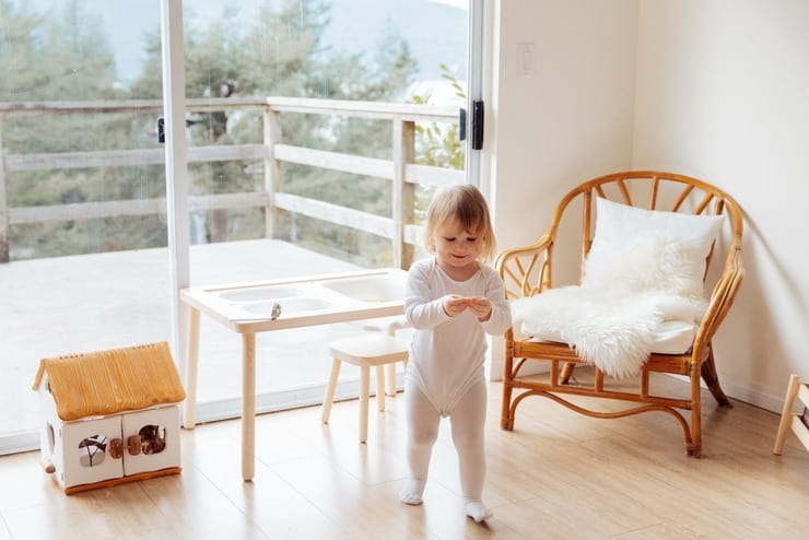 Bambina davanti a un balcone