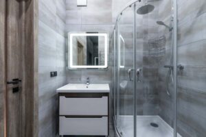 Bagno con grande cabina doccia