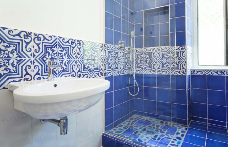 lavabo doccia mattonelle blu e bianche