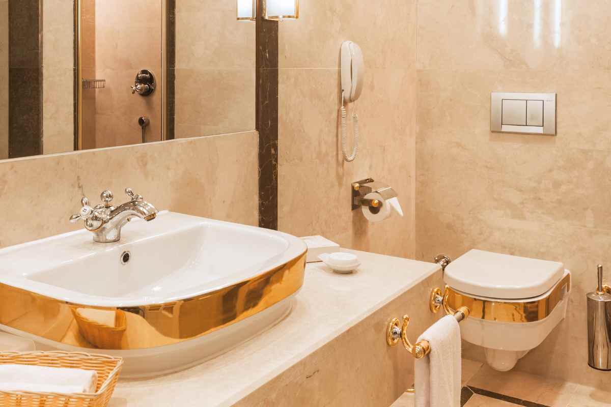 scorcio di bagno con specchio lavabo e wc in oro