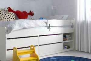 letto bianco con spondina da bambino