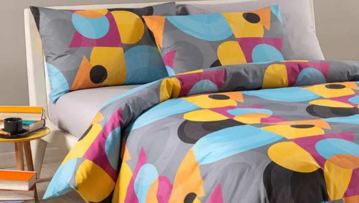 letto con copripiumino grigio giallo fucsia azzurro