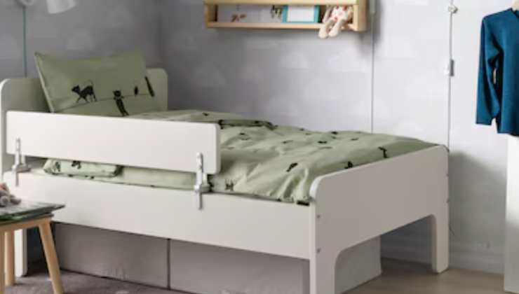 letto con spondina lenzuola verdi