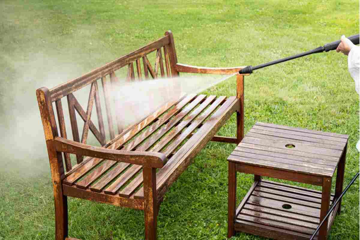 come trattare arredi in legno da giardino