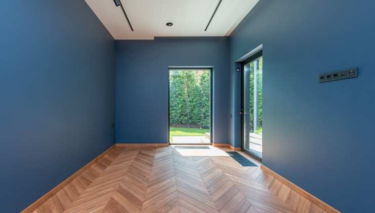 stanza con pareti blu balena parquet finestre