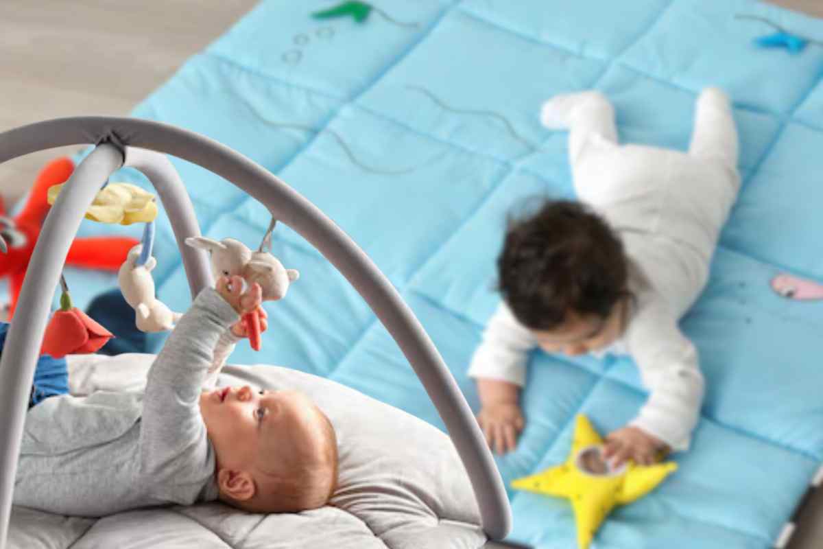 tappeto su sfondo con neonato primo piano palestrina bambino