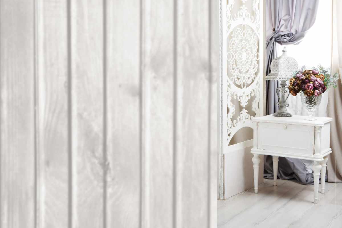 travi bianche comodino e arredamento shabby chic