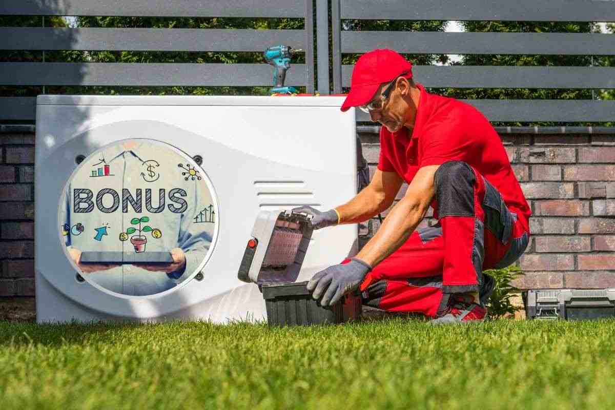 Tecnico al lavoro su pompa di calore