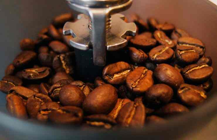 Aquam per pulire macchinetta del caffè e moka