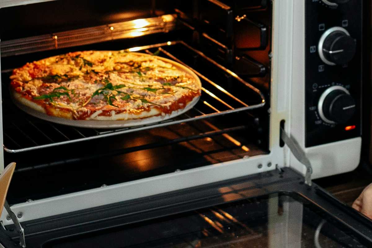 Pietra refrattaria in forno con pizza sopra