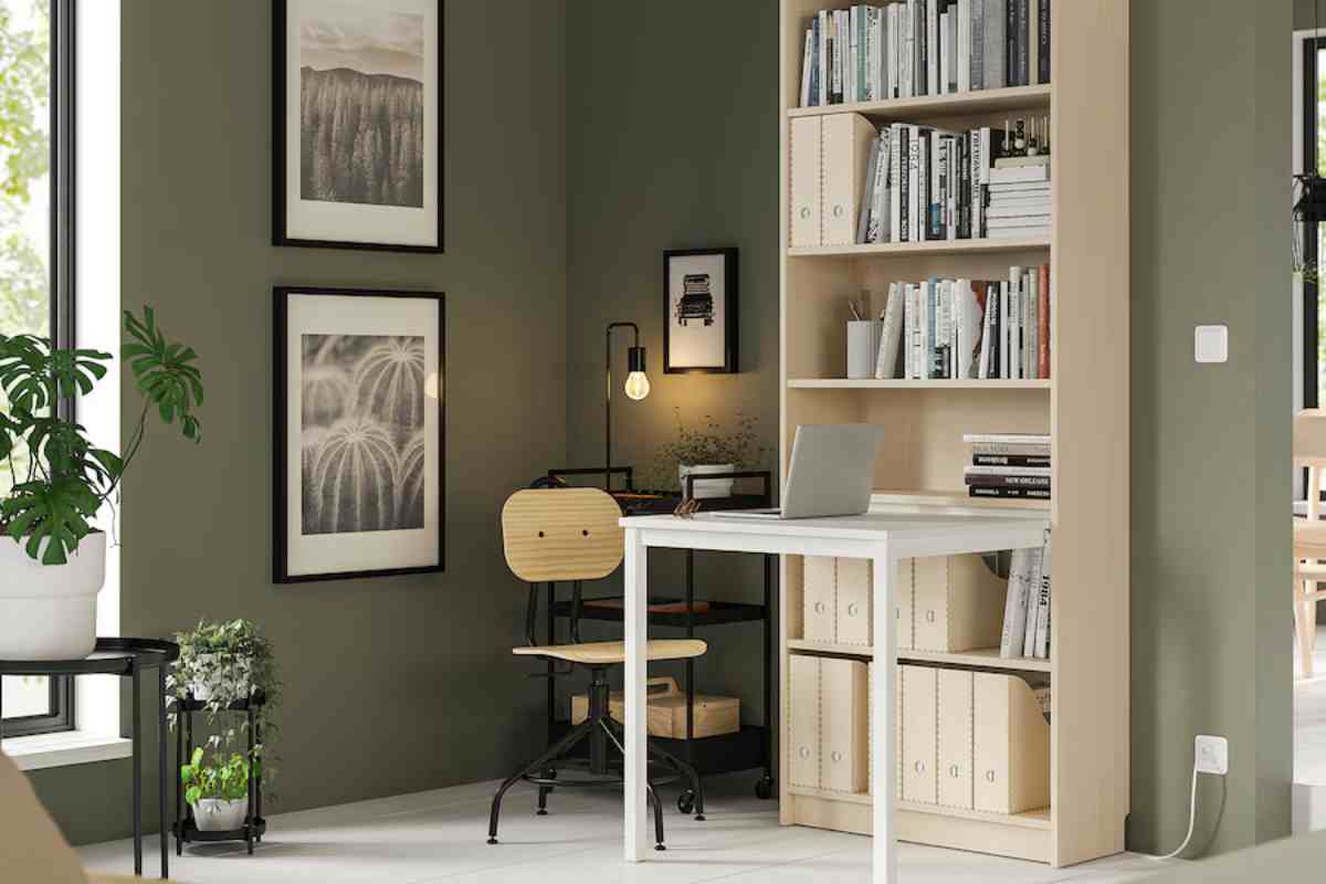 Angolo studio con scrivania libreria salvaspazio BILLY ikea