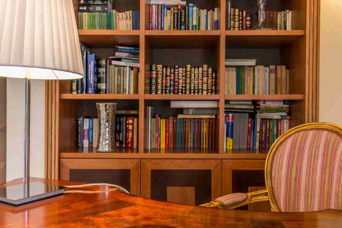 Studio antico in casa con scrivania in legno e libreria