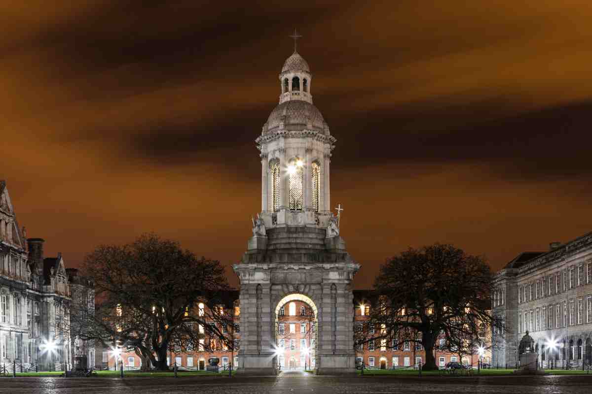 Trinity College di Dublino illuminato di notte