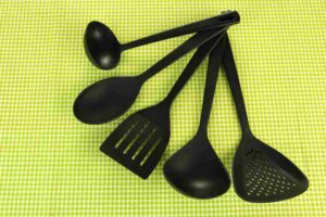 Utensili da cucina in plastica