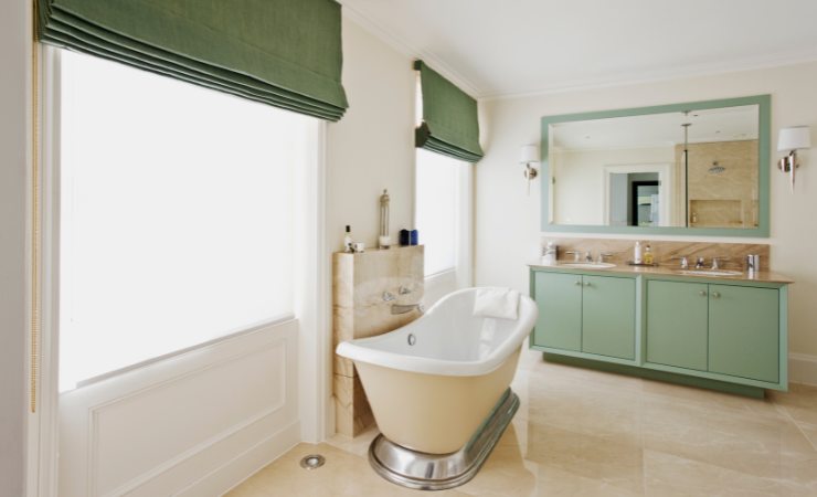 bagno arredato con nuoce del verde