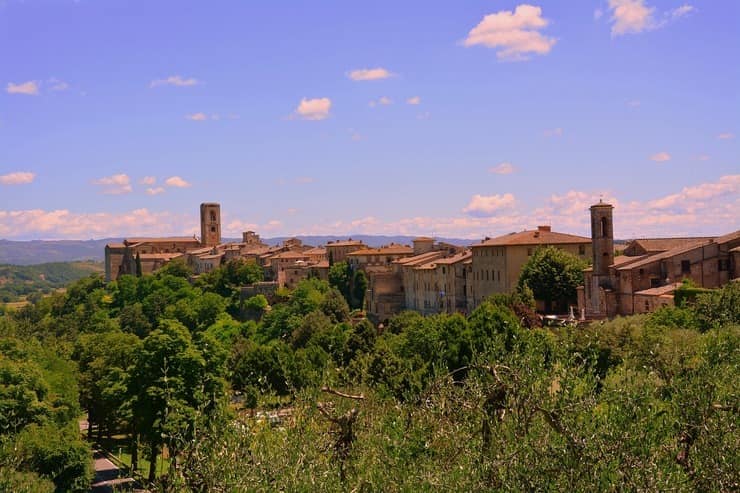 Borgo nella campagna toscana