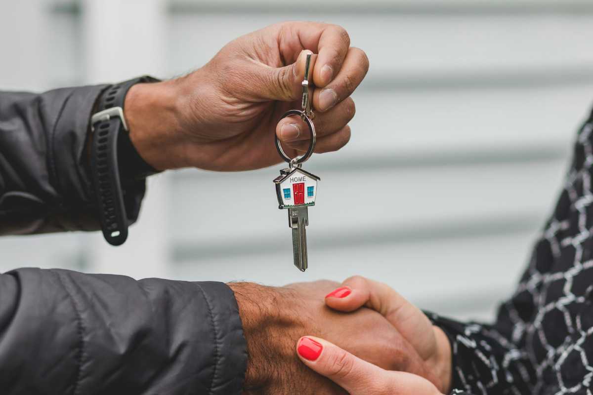 Stretta di mano per il passaggio di proprietà della casa