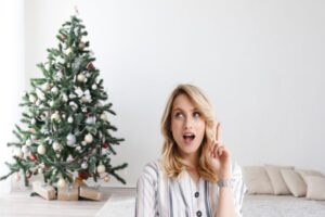 donna ha idea e guarda albero di natale