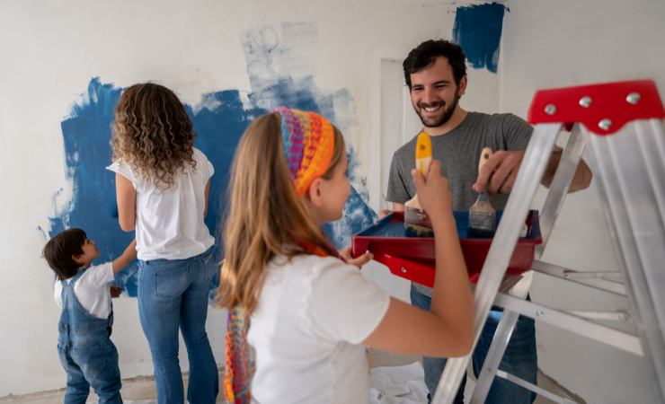 famiglia che imbianca una camera