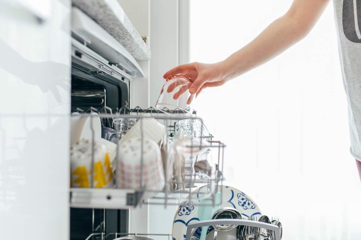 perché c'è acqua sul fondo della lavastoviglie