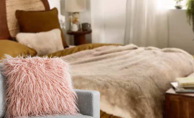 letto su sfondo poltrona con cuscino rosa