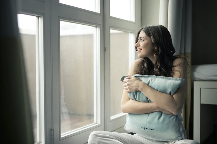 ragazza seduta alla finestra 