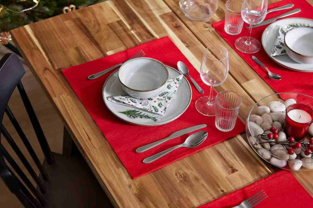 Tavola apparecchiata con accessori per la cucina di Natale Ikea