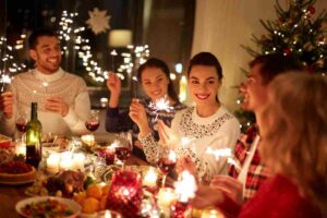 amici attorno al tavolo per la cena di natale