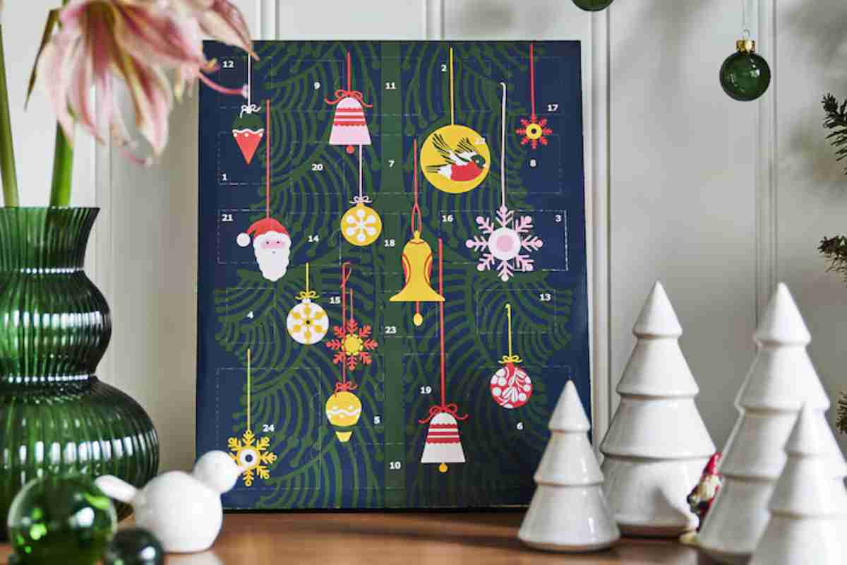 Calendario dell'Avvento Ikea su un mobile con decorazioni natalizie