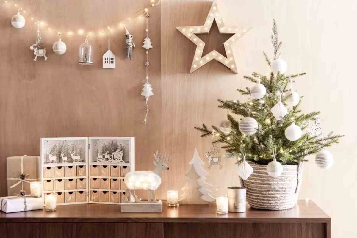 Calendario dell'avvento Maisons du Monde su un mobile con varie decorazioni