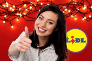 Donna, luci di Natale e logo LIDL