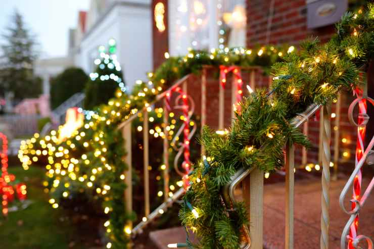 Festoni natalizi e ghirlande su finestra e balcone