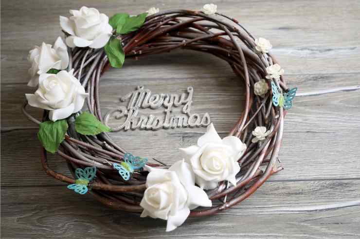 Ghirlanda natalizia shabby chic fai da te con scritta merry christmas 