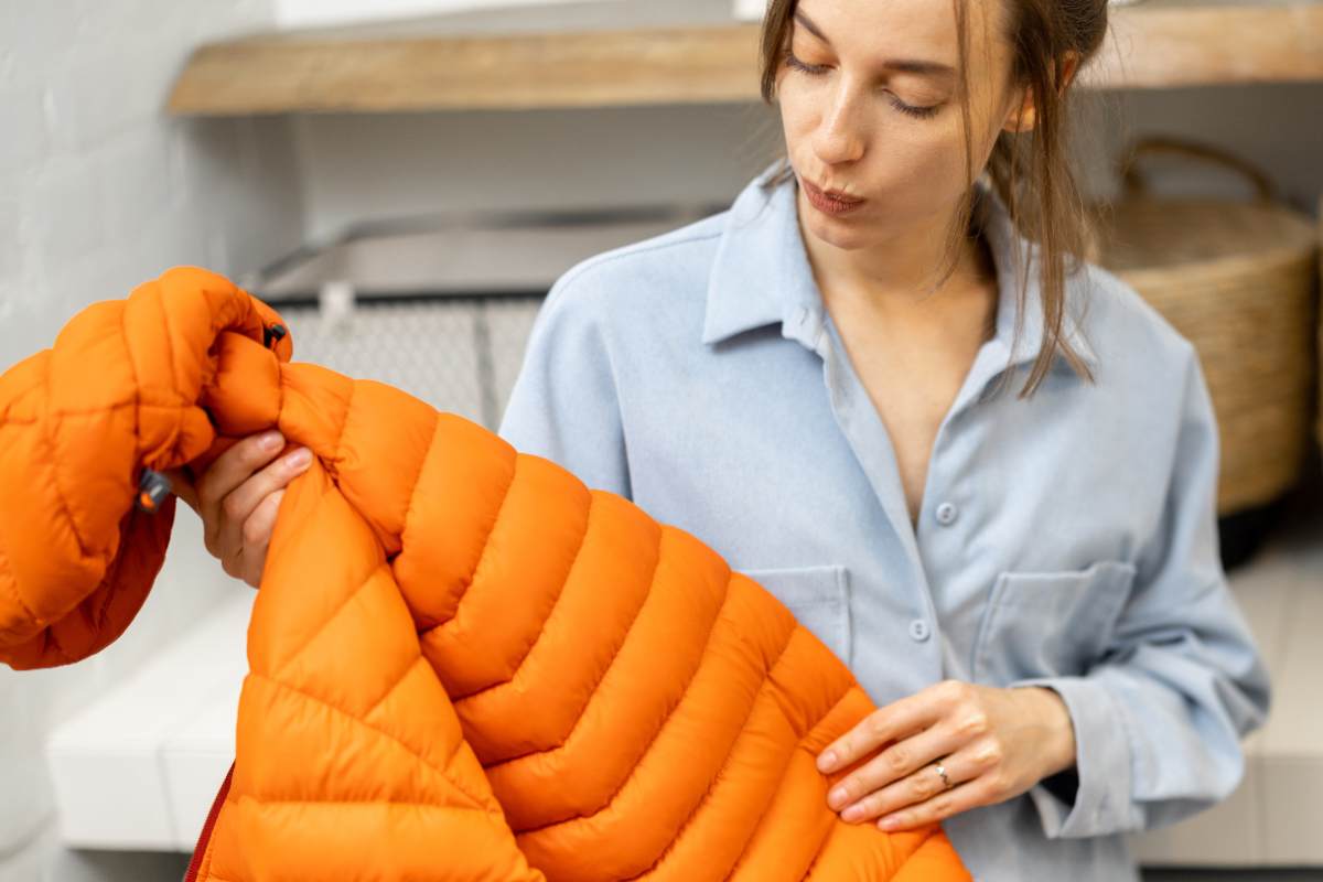 Donna che guarda un giubbino, lavaggio