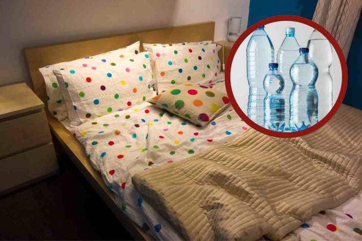 Letto e bottiglie d'acqua 