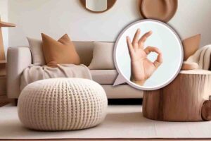 Salotto con pouf e mano che mostra approvazione