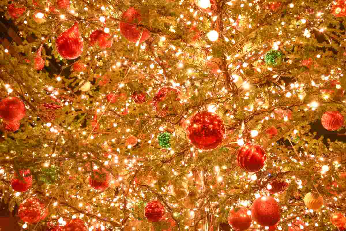 albero di Natale molto luminoso con palline rosse