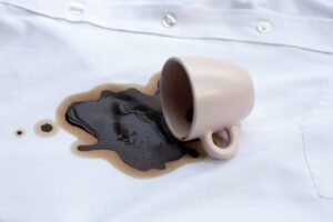 Macchia di caffè sulla camicia