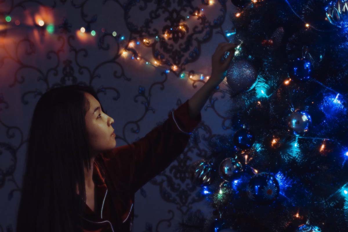 Albero di natale nero decorato con addobbi blu e argento