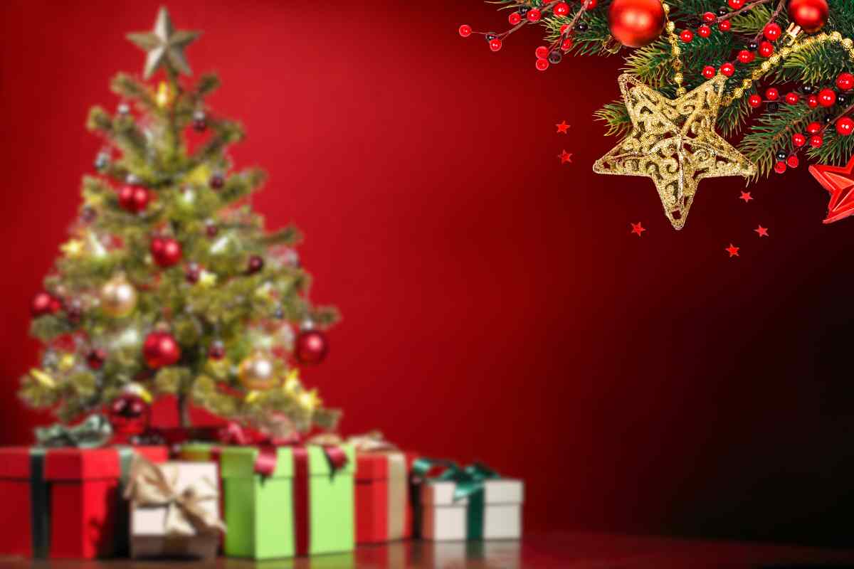 albero natale pacchetti decorazione sfondo rosso