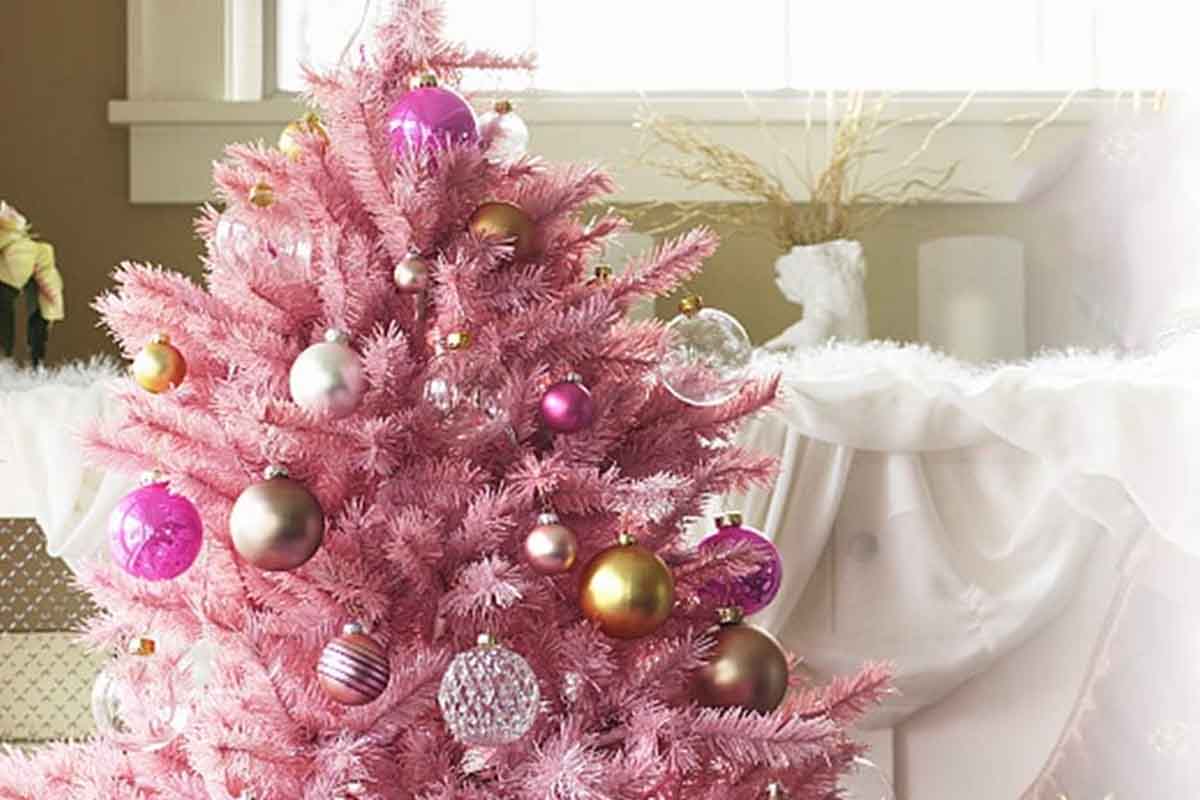 Albero di Natale rosa e addobbi argento, oro e bianchi