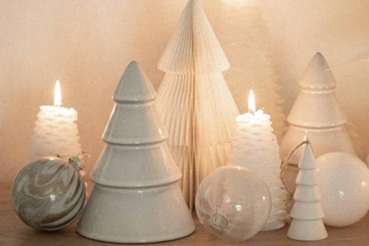 candele e decorazioni natalizie bianche