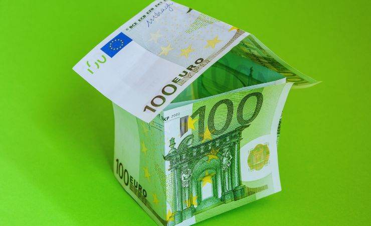 casa fatta con banconote da 100 euro