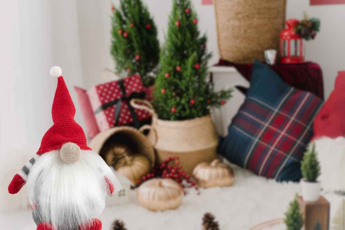 decorazioni natalizie su sfondo babbo natale in primo piano